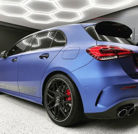 Folierad Mercedes AMG i verkstaden
